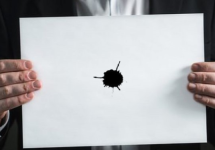 Vết mực đen trên tờ giấy trắng